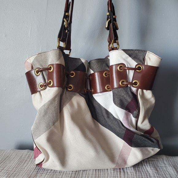 Burberry Large Tote - Picture 3 of 9
